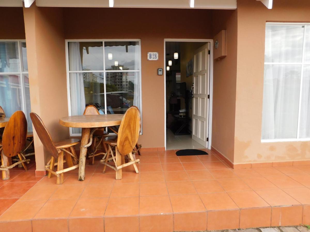 יקו Condo Villa B27 Sleeps Five People - B28 Sleeps Six People - Price Includes Housekeeping Fees Not Taxes - Very Close To The Pool And Beach! מראה חיצוני תמונה