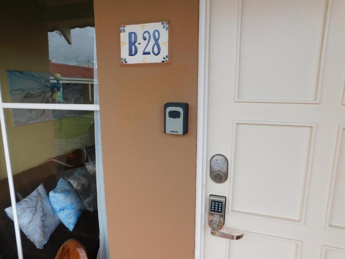 יקו Condo Villa B27 Sleeps Five People - B28 Sleeps Six People - Price Includes Housekeeping Fees Not Taxes - Very Close To The Pool And Beach! מראה חיצוני תמונה