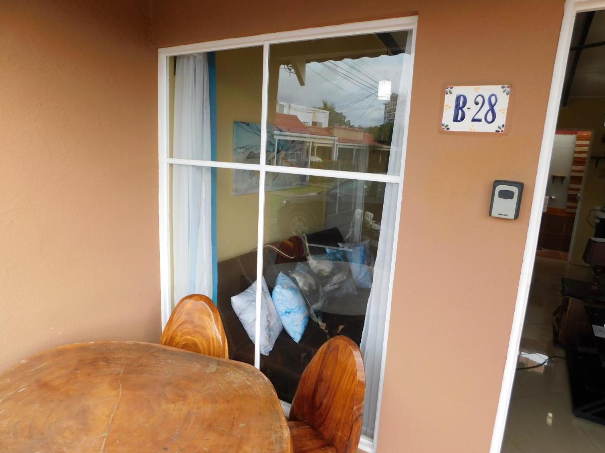 יקו Condo Villa B27 Sleeps Five People - B28 Sleeps Six People - Price Includes Housekeeping Fees Not Taxes - Very Close To The Pool And Beach! מראה חיצוני תמונה